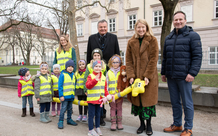 Sicherheit zum Angreifen: Mobilitätslandesrat Günther Steinkellner (FPÖ), Bildungslandesrätin Landeshauptmann-Stellvertreterin Christine Haberlander (ÖVP) und Dir. Harald Großauer (Landesdirektor ÖAMTC Oberösterreich) mit Kindergartenkindern und der gelben ÖAMTC Spazierraupe. Pressefoto ÖAMTC Spazierraupe.jpg ÖAMTC OÖ