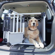 ÖAMTC-Test Tierbeförderung Das Foto zeigt einen offenen Kofferraum in dem eine Transportbox ist, in der ein Golden Retriever sitzt.