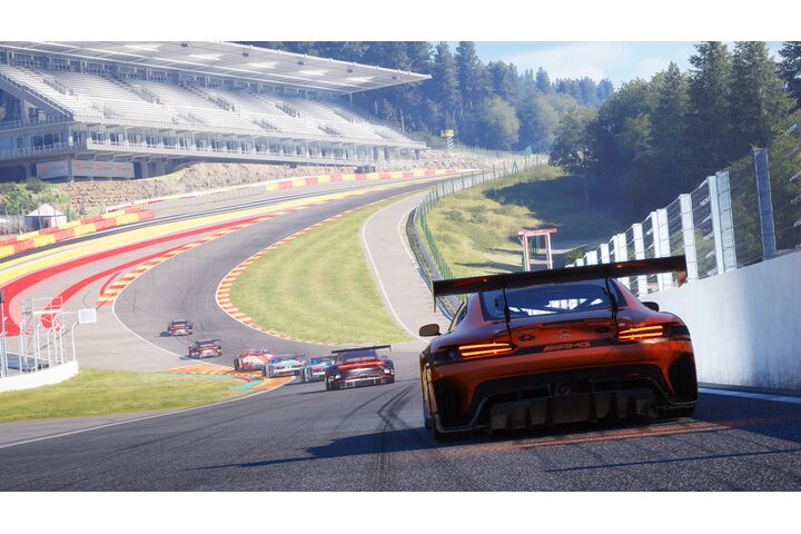 Screenshot aus Rennsport. Man sieht GT3 Fahrzeuge von hinten.