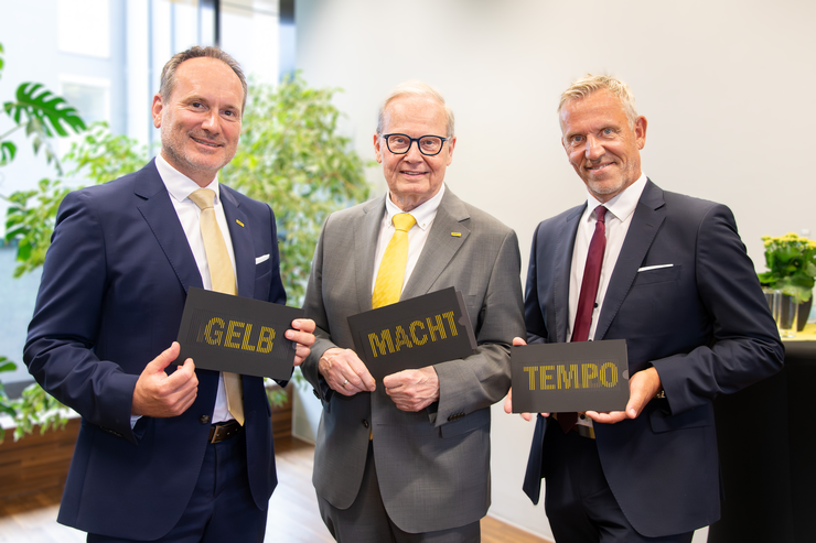 Landesdirektor Harald Großauer, Präsident Karl Pramendorfer und stellvertretender Landesdirektor Peter Reiter posieren gemeinsam für ein Gruppenfoto.