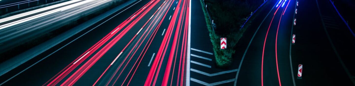 Bild einer Autobahn in der Nacht
