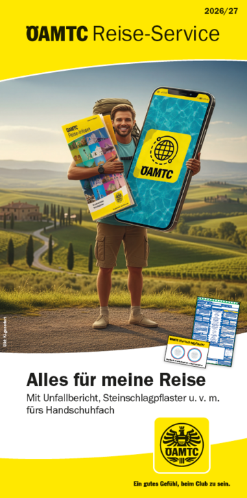 Cover der ÖAMTC Broschüre "Alles für meine Reise". Ein lächelnder Mann hält ein großes Reise-Infoset und ein übergroßes Smartphone mit dem App Icon der ÖAMTC Reise-App in der Hand und steht auf einem malerischen Pfad durch sanfte Hügel. Werbung für Reisedienstleistungen.