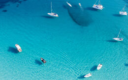 Boote vor Sardinien