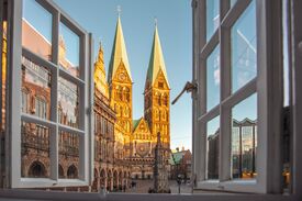 Blick aus einem Fenster über den Marktplatz in Bremen auf die Türme des Doms