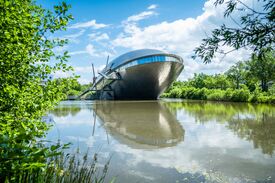 Das Gebäude vom Museum Universum, das sich in einem See spiegelt.