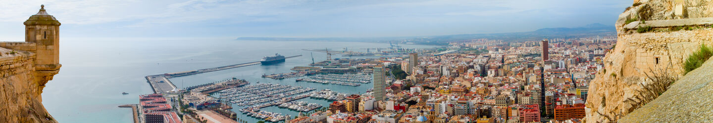 Blick auf Alicante iStock.com / tadasp