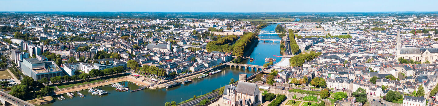 Panoramablick auf die Stadt Angers in Frankreich, durch die der Fluss Maine sich schlängelt