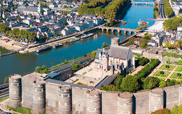 Luftaufnahme von Angers mit seinem Schloss und den Befestigungsanlagen am Ufer des Flusses Maine