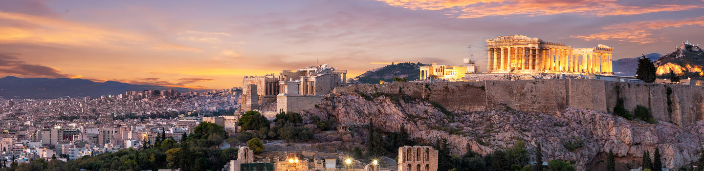 Im warmen Abendlicht ragt die Akropolis von Athen prächtig über der Stadt und erstrahlt in einer historischen Eleganz.