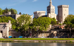 Blick auf Avignon vom Rhône aus, mit der Basilika Notre-Dame des Doms und dem imposanten Papstpalast im Hintergrund