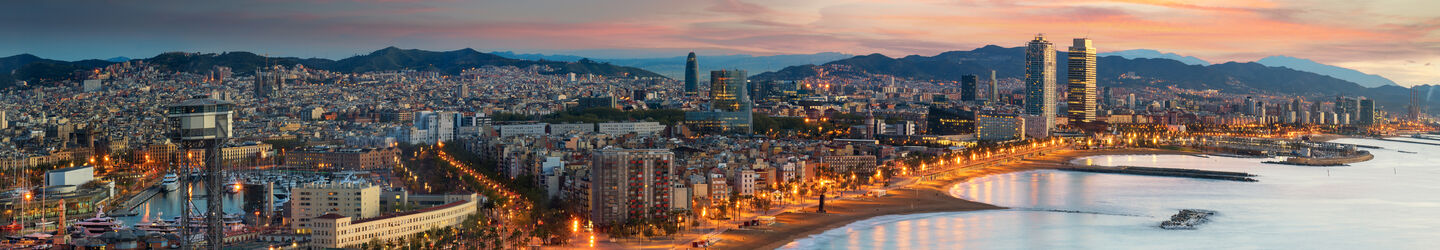 Panorama von Barcelona bei Sonnenaufgang iStock.com / NeoPhoto