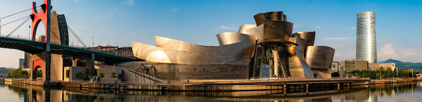 Mit seinem avantgardistischen Design sorgt das Guggenheim Museum in Bilbao für einen atemberaubenden Anblick, der durch seine reflektierenden Flächen und komplexen Strukturen besticht.
