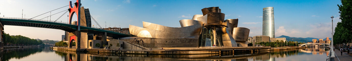 Blick auf das Guggenheim Museum in Bilbao iStock.com / naphtalina