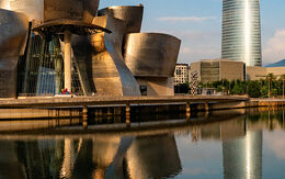 Blick auf das Guggenheim Museum in Bilbao iStock.com / naphtalina