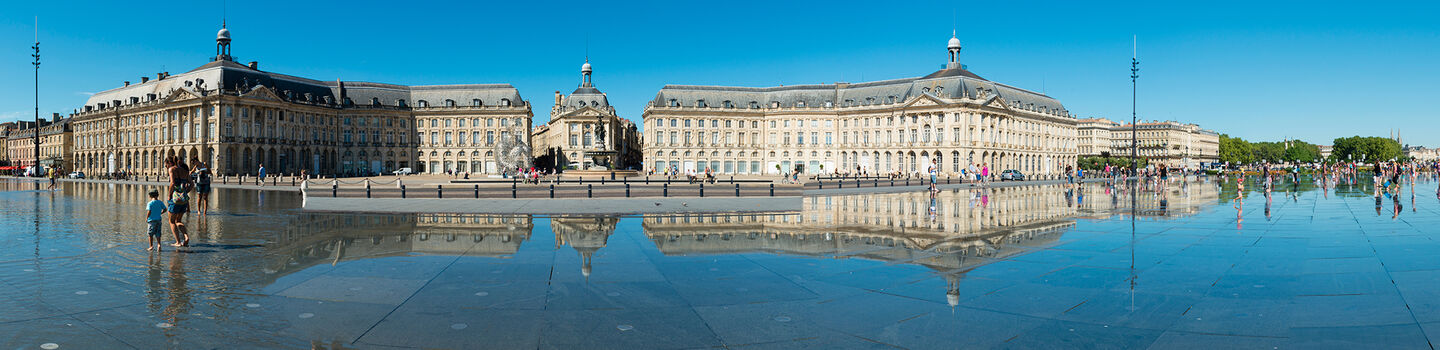 Der Place de la Bourse und die Uferpromenade von Bordeaux spiegeln sich elegant im Wasser wider