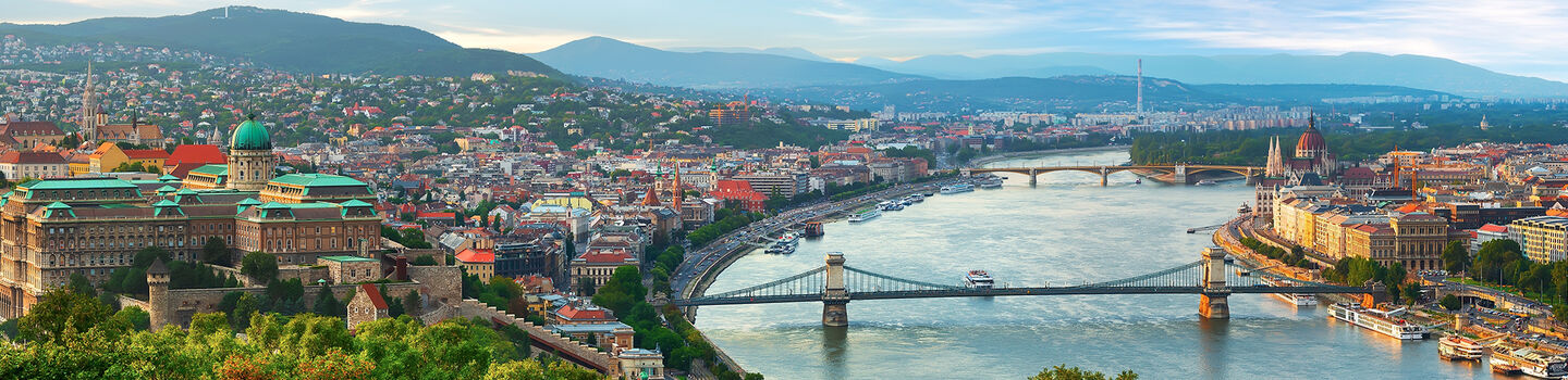 Budapest entfaltet ein eindrucksvolles Panorama, das die majestätischen Gebäude der Stadt, die auf beiden Seiten des glitzernden Donauflusses liegen, in voller Pracht zeigt.
