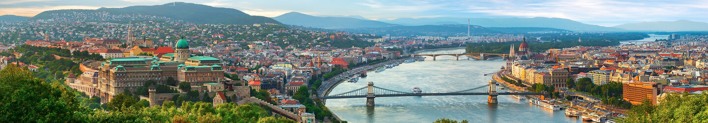Panoramablick auf Budapest Budapest entfaltet ein eindrucksvolles Panorama, das die majestätischen Gebäude der Stadt, die auf beiden Seiten des glitzernden Donauflusses liegen, in voller Pracht zeigt.