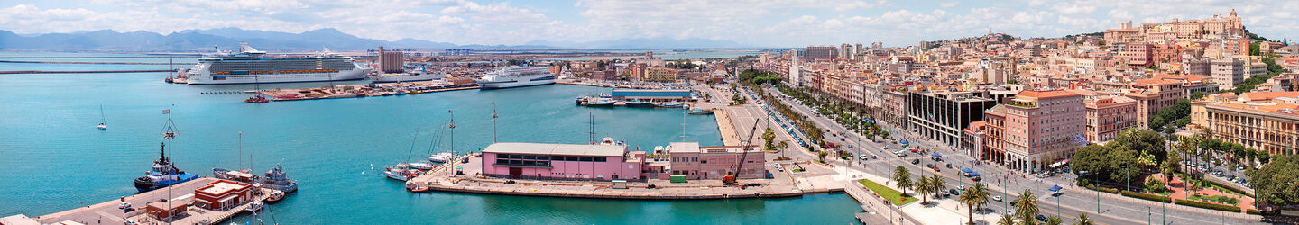 Blick auf Cagliari mit Hafen iStock.com / Stegarau