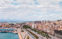 Blick auf Cagliari mit Hafen iStock.com / Stegarau