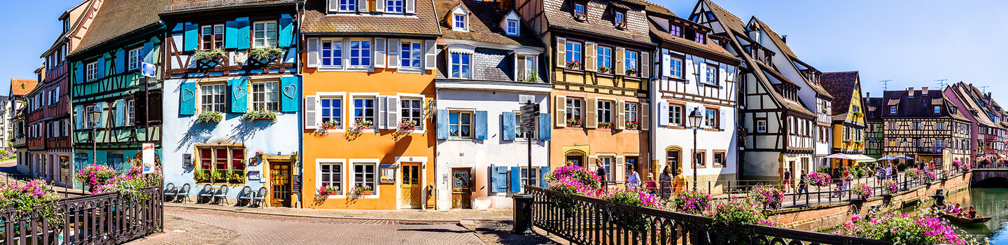 Panoramablick auf die malerische Altstadt von Colmar in der Alsace (Frankreich), mit bunten Fachwerkhäusern und Kanälen