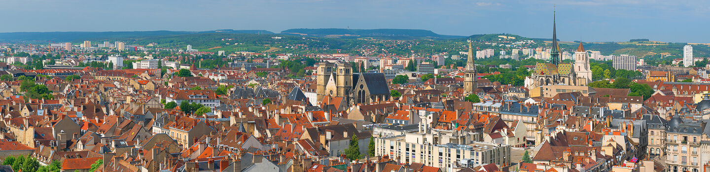 Panoramablick auf Dijon aus der Luft, mit seinen historischen Wahrzeichen und charmanten Dächern