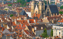 Blick auf die Stadt Dijon aus der Luft, mit der Kathedrale im Hintergrund