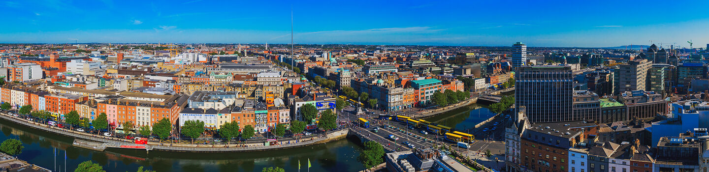 Von oben gesehen, entfaltet Dublin ein Meer von Dächern, das sich bis zum Horizont erstreckt und die pulsierende Stadtlandschaft darstellt.