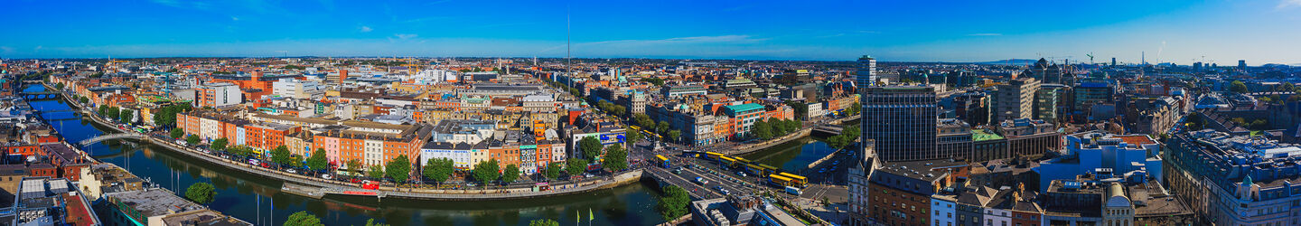 Panorama von Dublin Von oben gesehen, entfaltet Dublin ein Meer von Dächern, das sich bis zum Horizont erstreckt und die pulsierende Stadtlandschaft darstellt.