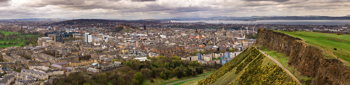 Von oben gesehen, verschwimmen unter einem grauen Himmel die Konturen von Edinburgh zu einer eindrucksvollen, fast abstrakten Stadtlandschaft.