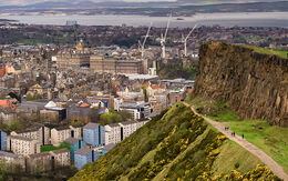 Blick über Edinburgh iStock.com / halbergman