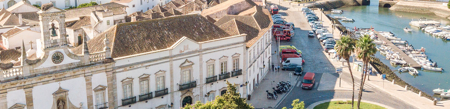 Ein ausgewählter Ausschnitt offenbart das Stadtzentrum von Faro, wo das Weiß der Häuser auf den belebten Hafen trifft.