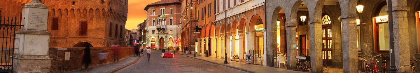 Straße in Ferrara in Abenddämmerung iStock.com / tverkhovinets