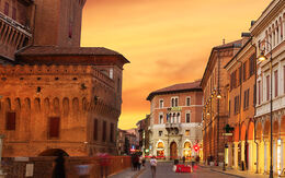 Straße in Ferrara in Abenddämmerung iStock.com / tverkhovinets