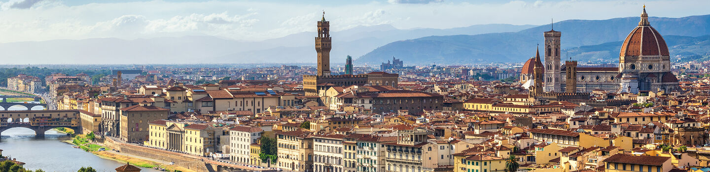 Ein faszinierender Blick auf die Altstadt von Florenz, mit ihren mittelalterlichen Straßen und dem imposanten Dom, der das Stadtbild dominiert.