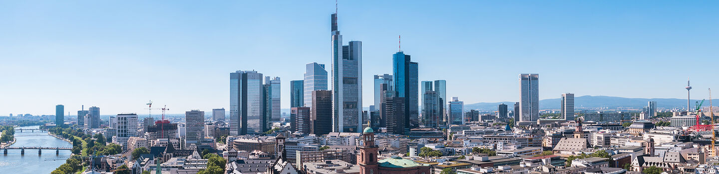 Skyline von Frankfurt, mit den modernen Wolkenkratzern, die sich gegen den klaren blauen Himmel abheben.