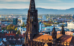 Blick auf Freiburg im Breisgau iStock.com / Simon Dux