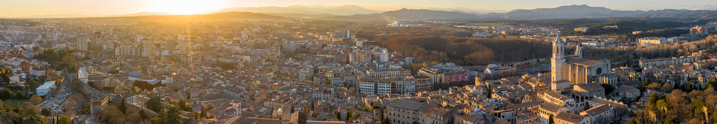 Panorama von Girona iStock.com / xavierarnau