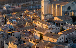 Panorama von Girona iStock.com / xavierarnau