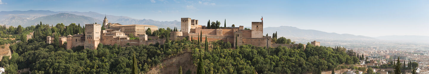 Blick auf die Alhambra in Granada iStock.com / aprott