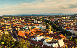 Die Aussicht vom Schlossberg offenbart ein unvergleichliches Panorama, in dem die warm beleuchteten Dächer von Graz ihre ganze Schönheit entfalten.