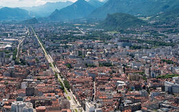 Luftaufnahme von Grenoble (Frankreich) mit den umliegenden Bergen im Hintergrund