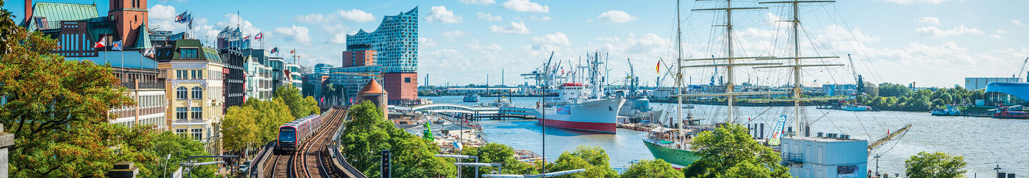 Hamburg mit Landungsbrücken und Elbphilharmonie iStock.com / fotoVoyager