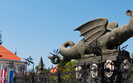 Im Zentrum von Klagenfurt zieht der Lindwurm auf dem Neuen Platz die Blicke auf sich, umgeben von historischen Gebäuden.
