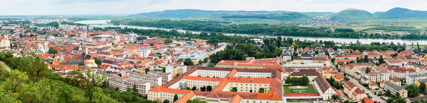 Die charmante Stadt Krems erstreckt sich entlang der Donau, eingebettet in eine Landschaft von natürlicher Schönheit.