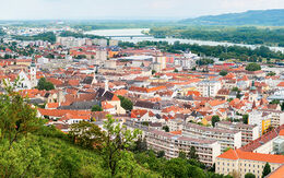 Blick auf Krems und Donau iStock.com / mdworschak