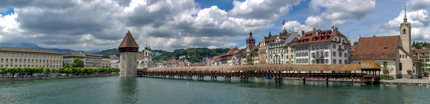 Die charmante Stadt Luzern schmiegt sich entlang des ruhigen Sees, mit der ikonischen Kapellbrücke.
