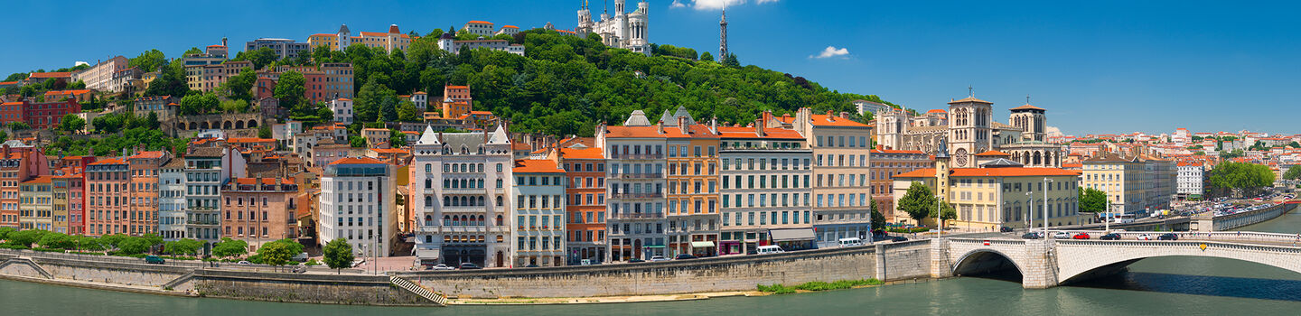 Panoramablick auf Lyon vom Saône-Ufer mit der Basilika Notre-Dame de Fourvière im Hintergrund