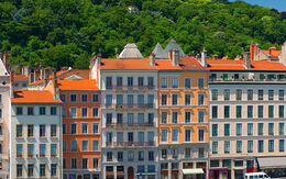 Blick auf Lyon vom Saône-Ufer mit der Basilika Notre-Dame de Fourvière im Hintergrund