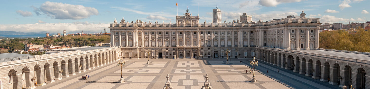 Der Palacio Real in Madrid, mit seinen prächtigen Fassaden und schillernden Türmen, wirkt wie ein Juwel in der Mitte der Stadt und verkörpert die Eleganz und den Reichtum seiner Geschichte.