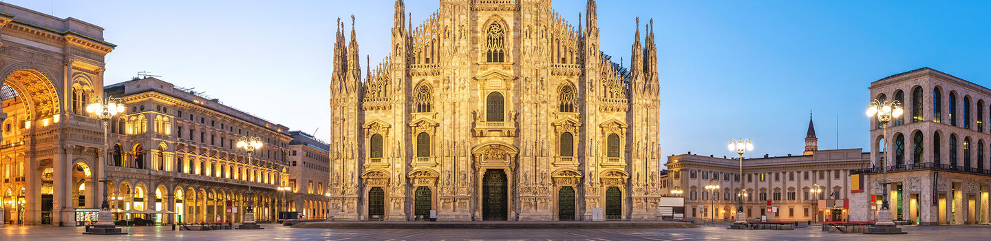 Ein beeindruckender Blick auf den Dom von Mailand, umgeben von den eleganten umliegenden Gebäuden, die die historische Atmosphäre des Platzes unterstreichen.